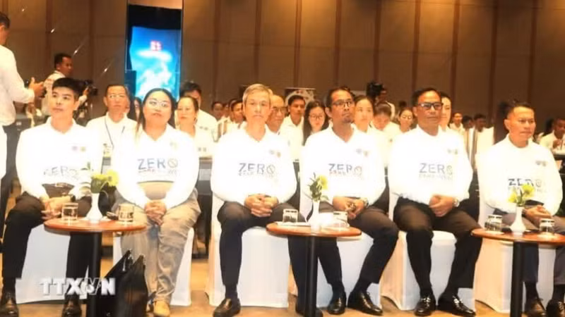 越南驻柬埔寨大使阮明羽（左三）出席活动。（图片来源：越通社）