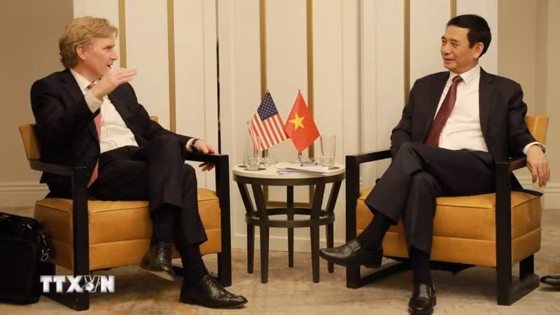 越南国防部长潘文江会见美国战争部第一副部长埃尔布里奇·科尔比。（图片来源：越通社）