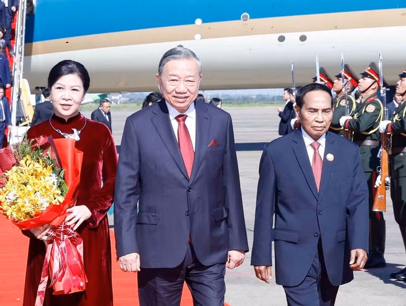 越南共产党中央委员会总书记苏林和夫人吴芳璃率领越南高级代表团的欢迎仪式在老挝万象瓦岱国际机场举行。