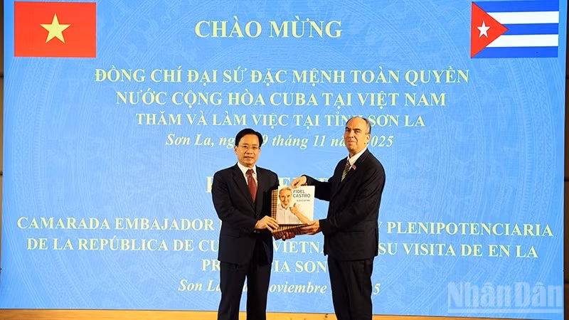 古巴共和国驻越南特命全权大使罗赫略· 波兰科·富恩特斯向山罗省赠送纪念品。