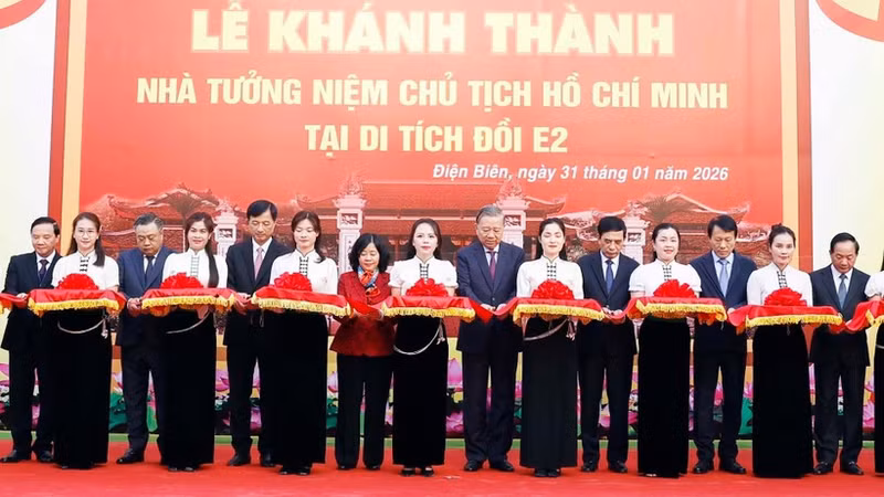 苏林总书记出席奠边省E2丘遗迹区胡志明主席纪念堂落成剪彩仪式。