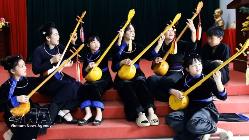 天曲演唱与天琴演奏技艺传授班。（图片来源：越通社）