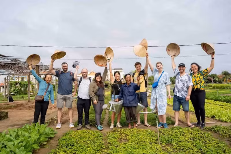 国际游客在会安市茶桂蔬菜村体验务农生活。（图片来源：文化体育旅游部）