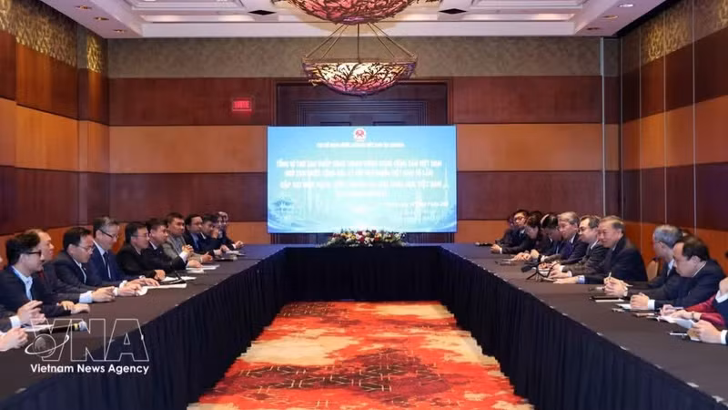 越共中央总书记、国家主席苏林会见在加拿大越南专家和科学家代表。（图片来源：越通社）