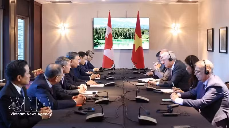 越共中央总书记、国家主席苏林会见AtkinsRéalis总裁兼首席执行官伊恩·L·爱德华兹。（图片来源：越通社）