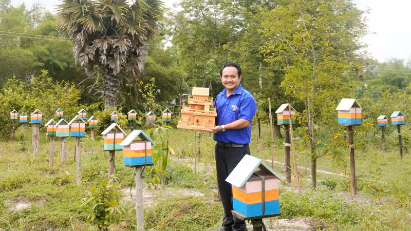 安江省泰山坊的年轻人阮忠成成功开展无刺蜂养殖模式，获得可观收入。（图片来源：越通社）