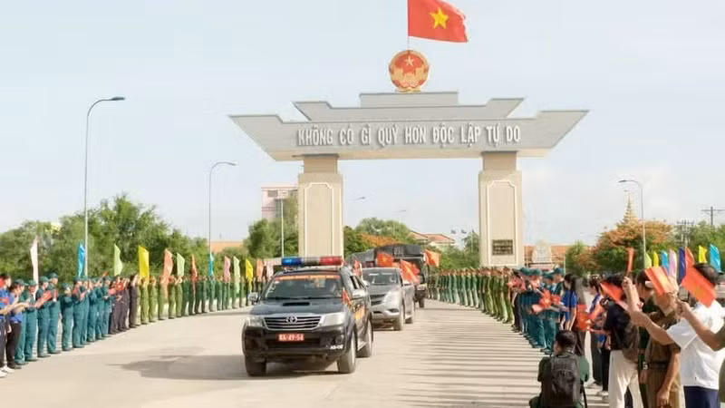 安江省K92队圆满完成在柬烈士遗骸搜寻归宿任务回国的欢迎仪式。（图片来源：越通社）
