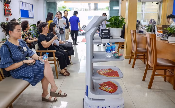 河内市南门坊公共行政中心的智能AI机器人正式运营。（图片来源：工贸报）