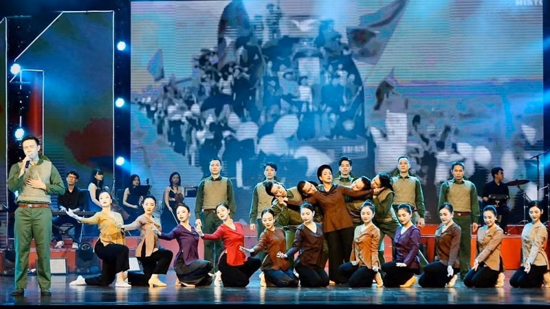 附图：越南多地举办艺术演出纪念荣军烈士日 弘扬“饮水思源”精神。（图片来源：新河内报）