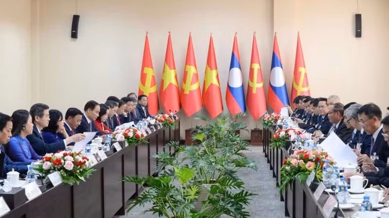 越共中央书记处常务书记陈锦秀与老挝人民革命党中央书记处常务书记维莱·拉坎丰举行会谈。