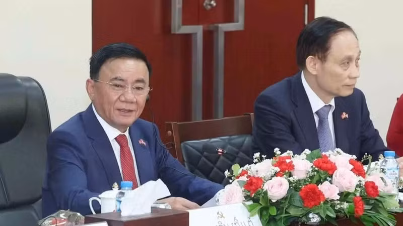 越共中央政治局委员、中央书记处常务书记陈锦秀在与老挝人民革命党中央政治局委员、中央书记处常务书记维莱·拉坎丰举行的会谈上发表讲话。（图片来源：越通社）