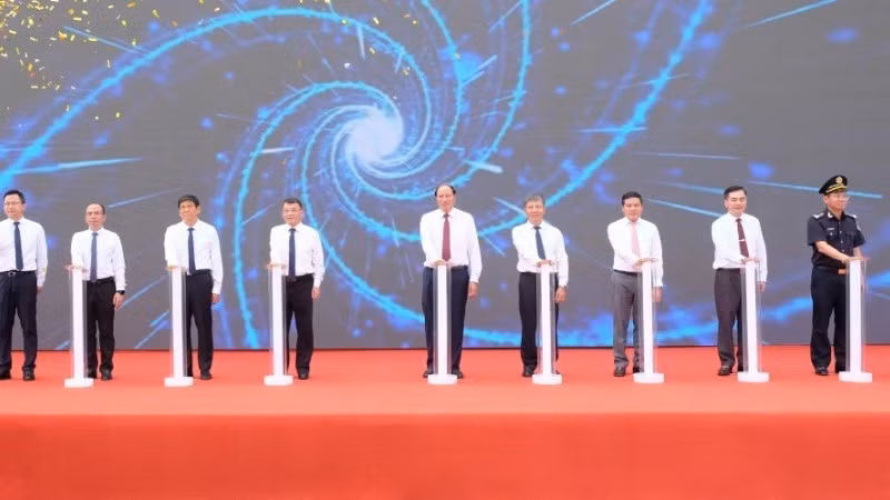 越南高平省隆重举行驮隆（Tà Lùng）-中国水口（Thủy Khẩu）口岸升级为国际边境口岸的仪式。