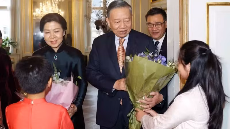 越南儿童欢迎越共中央总书记、国家主席苏林偕夫人吴芳璃及越南高级代表团。