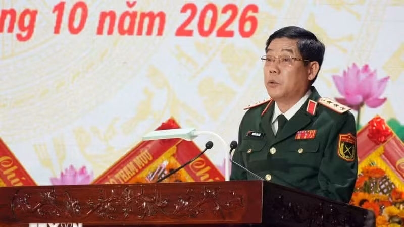 越共中央委员、国防部副部长、国家烈士遗骸搜寻归宿和身份确认指导委员会常务副主任阮文熊上将在会上发表讲话。（图片来源：越通社）