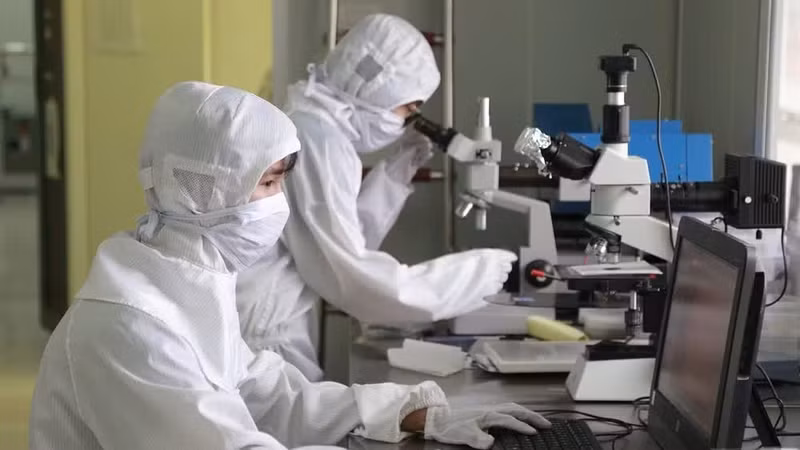 河内国家大学自然科学大学的现代化实验室系统服务于半导体技术的培训和研究。（图片来源：河内国家大学）