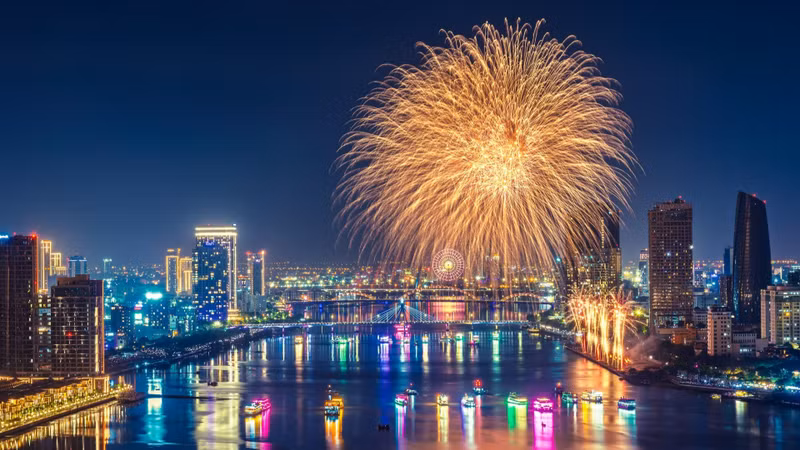 德国队的烟花在瀚江夜空华丽绽放。（图片来源：越通社）