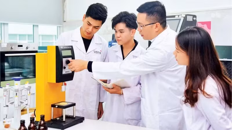 河内科技大学的教师正在指导学生组装科技产品。