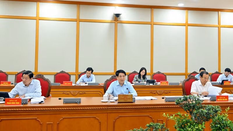 国家主席梁强与富寿省委常委会举行工作会议。（水原 摄）