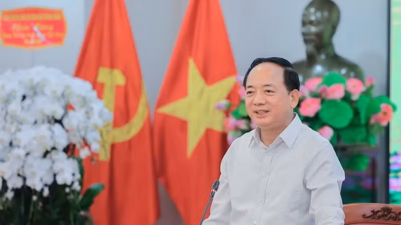 越共中央政治局委员、中央书记处书记、中央宣教与民运部部长郑文决讲话。