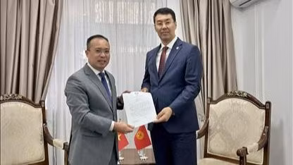 8月17日，越南驻吉尔吉斯斯坦大使阮成黎在首都比什凯克向吉尔吉斯斯坦外交部副部长梅德尔·阿巴基罗夫递交国书副本。（图片来源：越通社）