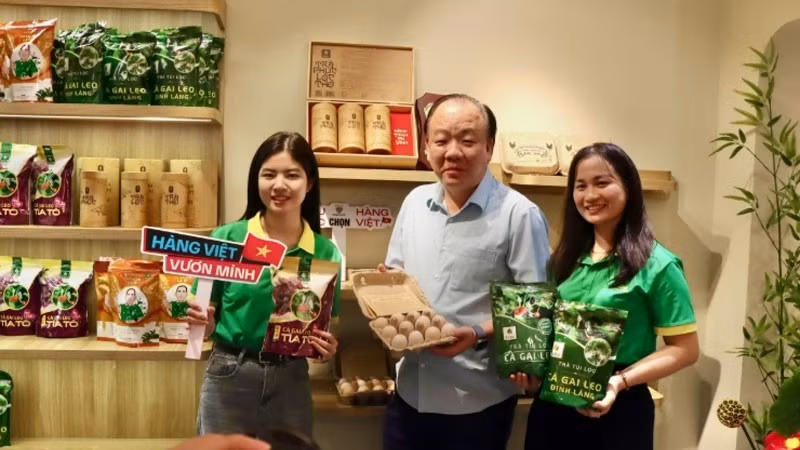 越南工贸部国内市场管理与开发局举办供需对接活动，传播对越南商品的热爱。（图片来源：人民军队报）