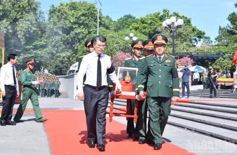 政府总理黎明兴和国防部领导将烈士的遗骸移送至墓地。