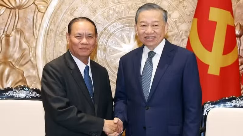 苏林总书记、国家主席会见老挝人革党中央书记处常务书记维莱·拉坎丰。（图片来源：越通社）