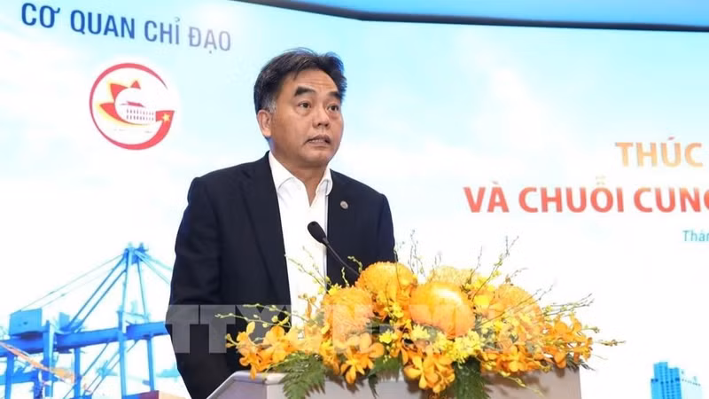 胡志明市人民委员会副主席阮禄河在会上发表讲话。（图片来源：越通社）