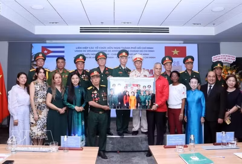 与会代表合影留念。（图片来源：越通社）