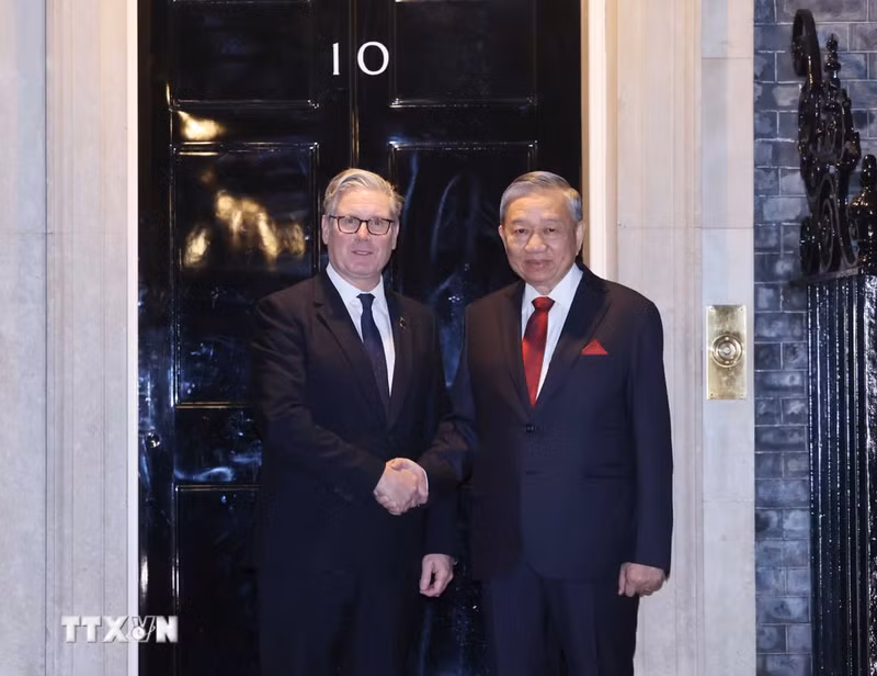 越共中央总书记苏林与英国首相基尔·斯塔默。（图片来源：越通社）