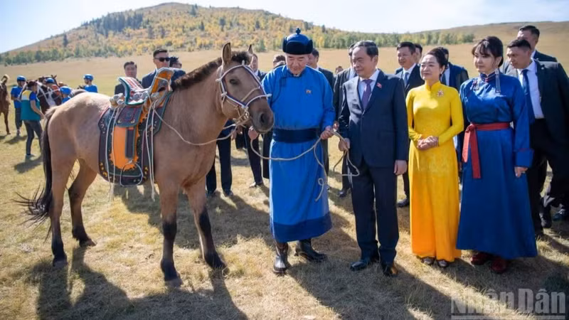 越南国会主席陈青敏及夫人体验蒙古国传统文化。