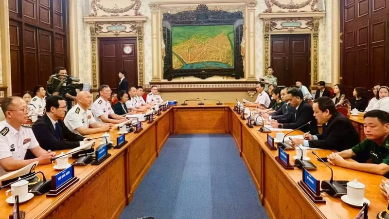 胡志明市领导会见中国海军83舰编队指挥员。（图片来源：越通社）