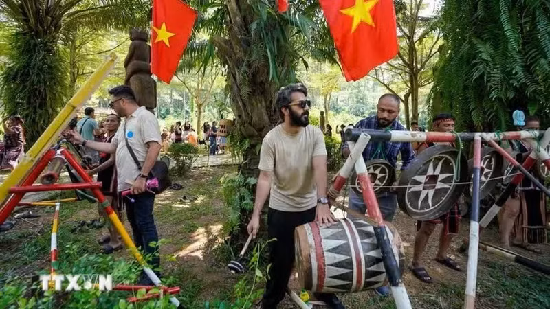国际友人体验越南文化。（图片来源：越通社）