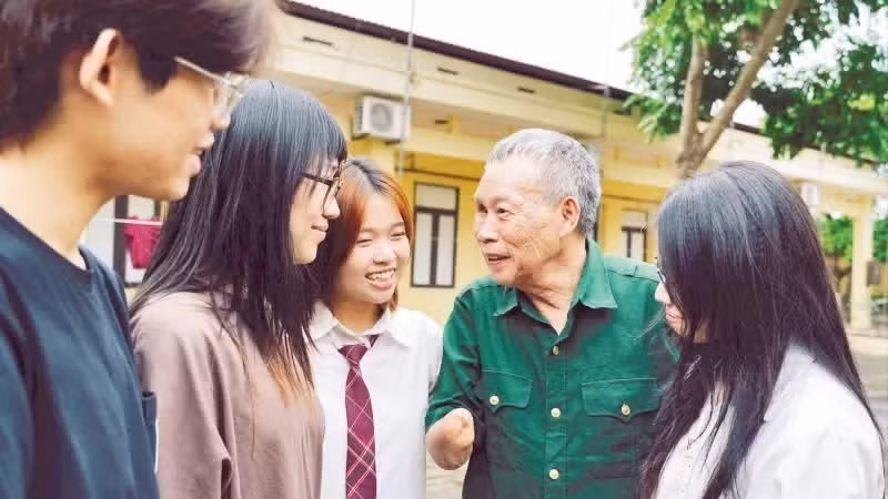 “和平年代的故事”项目成员在顺城伤残军人疗养中心聆听伤残军人杜登奎的故事。