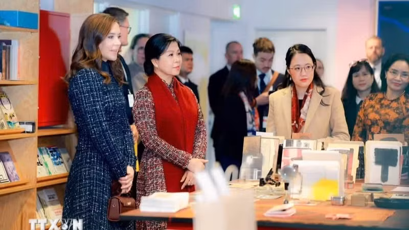 越共中央总书记、国家主席夫人吴芳璃与丹麦王后向哥本哈根图书馆赠送“越南书架”。（图片来源：越通社）