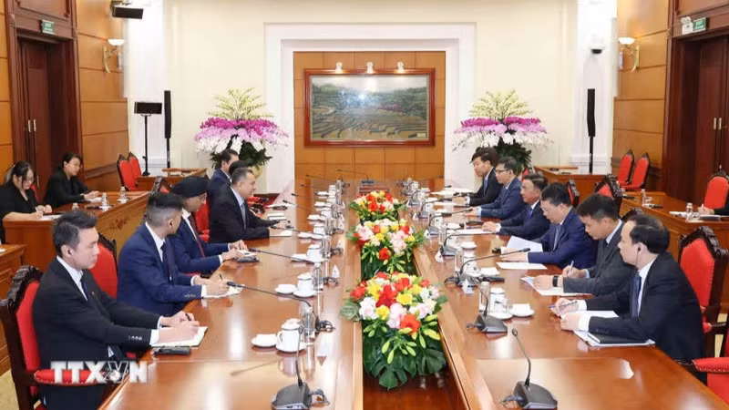 越共中央书记处常务书记陈锦秀会见新加坡公共服务署代表团。（图片来源：越通社）