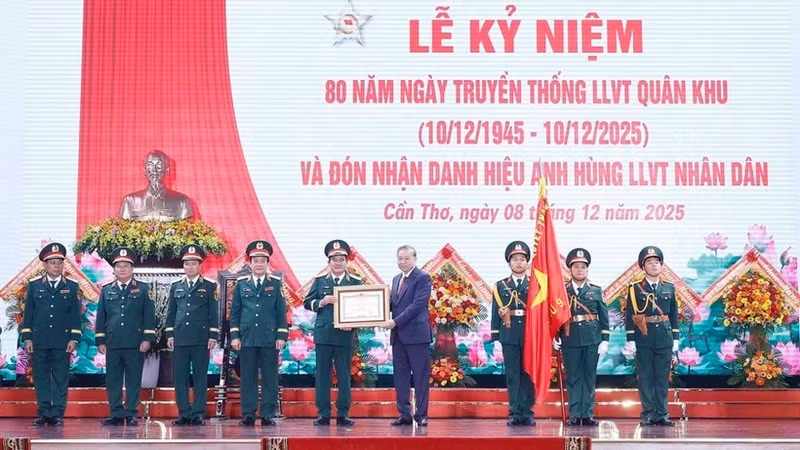越共中央总书记苏林向第九军区武装力量授予人民武装力量英雄称号。