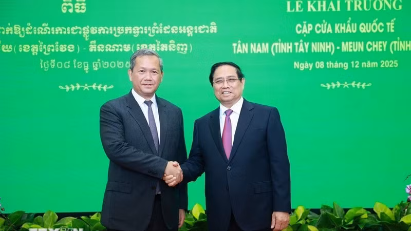 越南政府总理范明正与柬埔寨首相洪玛奈举行会谈。