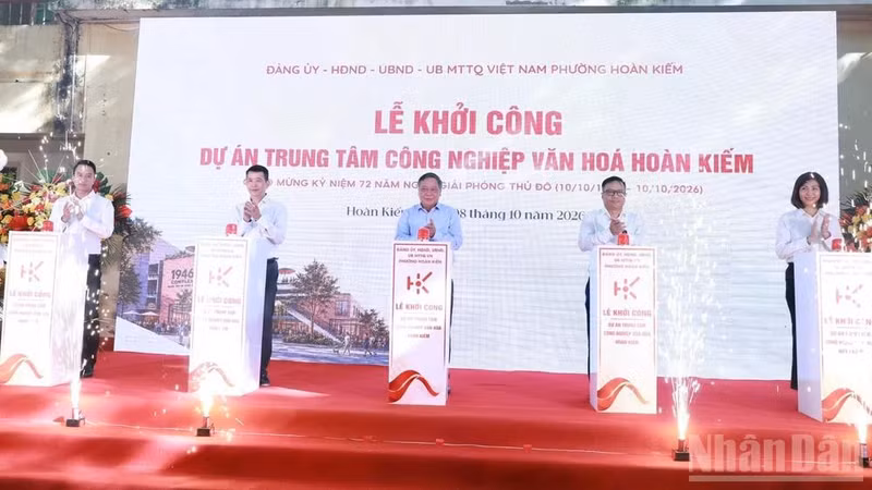 河内市委副书记阮文峰（中）和各位代表举行文化工业中心奠基仪式。