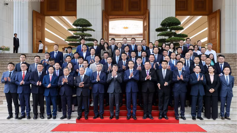 越南政府总理黎明兴和各位代表合影。（图片来源：VGP）