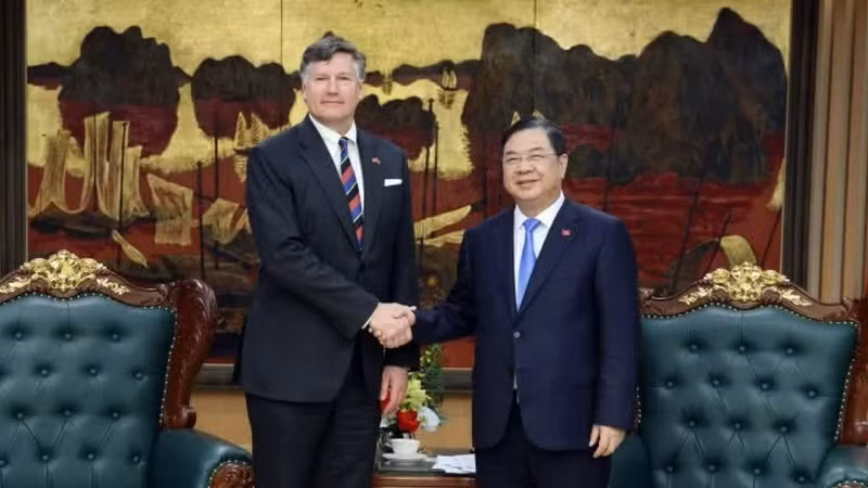 越南政府常务副总理范家足会见美国副国务卿克里斯托弗·兰道。
