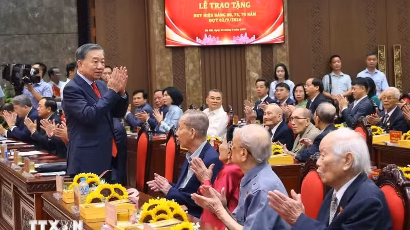 越共中央总书记、国家主席苏林出席河内市党龄纪念章颁发仪式。（图片来源：越通社）