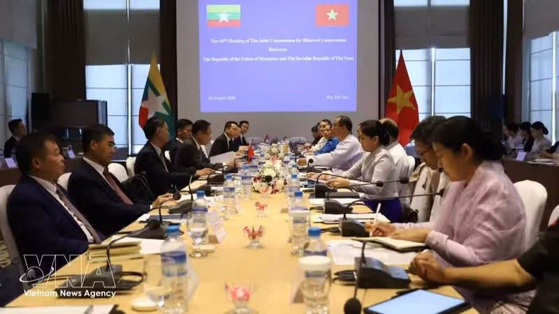 黎怀忠部长与缅甸外交部长丁貌瑞（Tin Maung Swe）共同主持越南—缅甸双边合作混合委员会第十次会议。（图片来源：越通社）