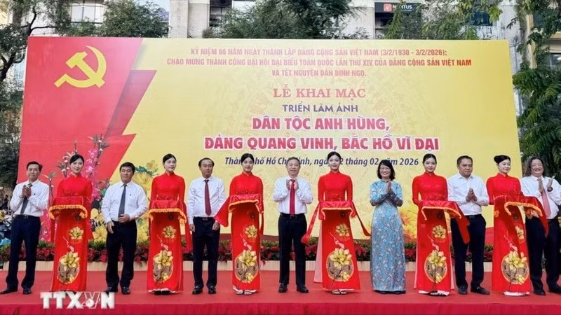 越南共产党建党96周年：“英雄民族、光荣的党、伟大的胡志明主席”图片展正式开幕。（图片来源：越通社）