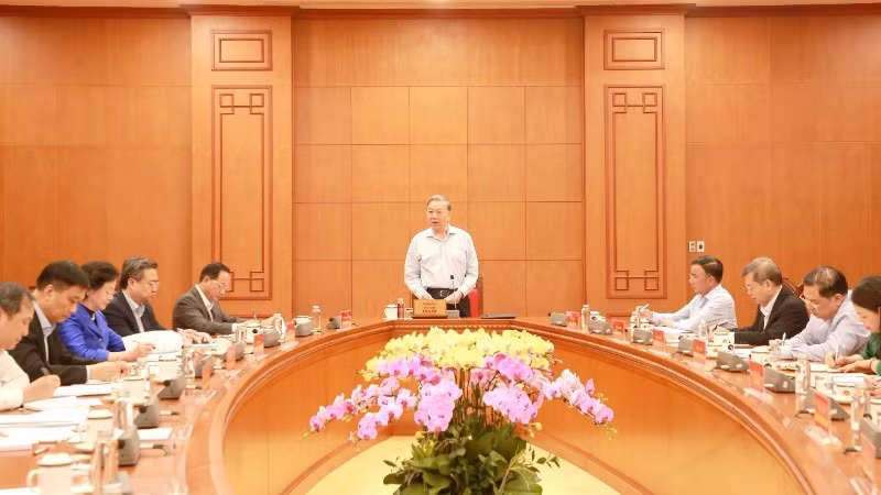 越共中央总书记苏林与中央办公厅及参谋机构举行工作会议。