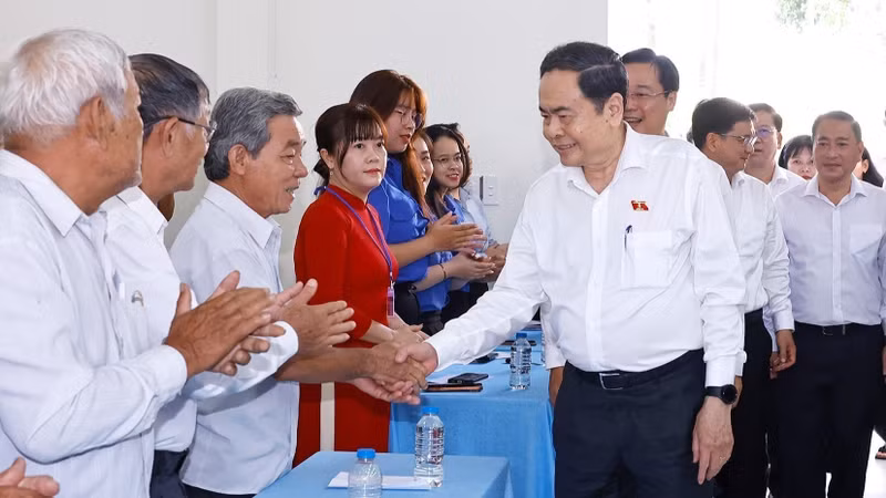 国会主席陈青敏和安仁西乡的选民。