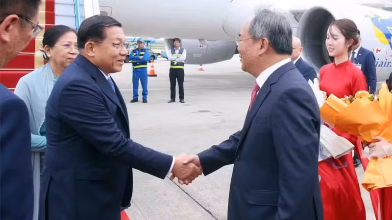 越南国家主席办公厅主任黎庆海前来内排国际机场欢迎缅甸联邦共和国总统敏昂莱偕夫人杜久久拉。