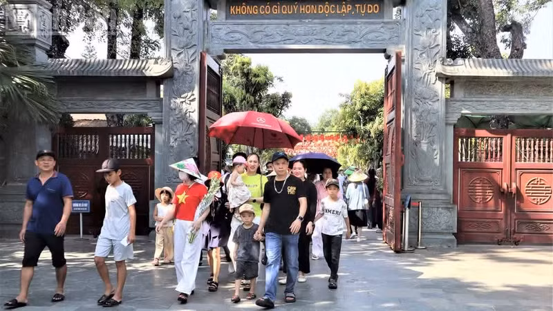 参观胡伯伯老家的游客。