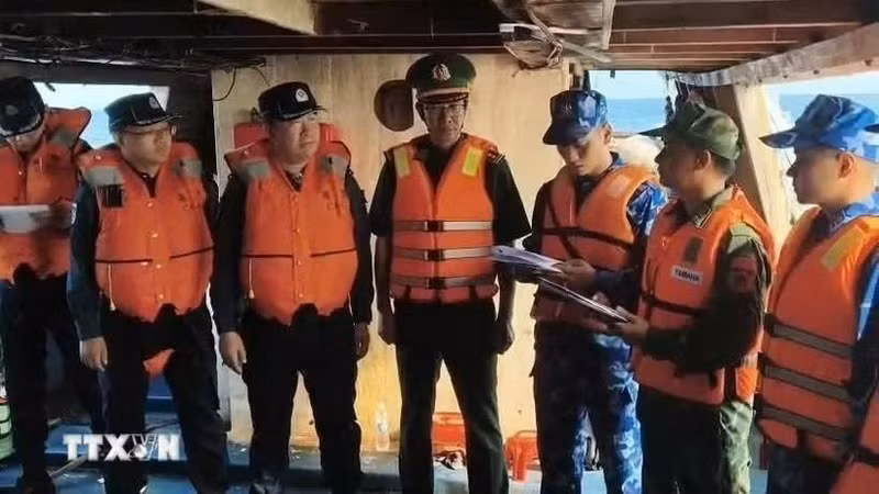 越南向中国执法部门移交2艘遇险渔船及10名渔民。（图片来源：越通社）