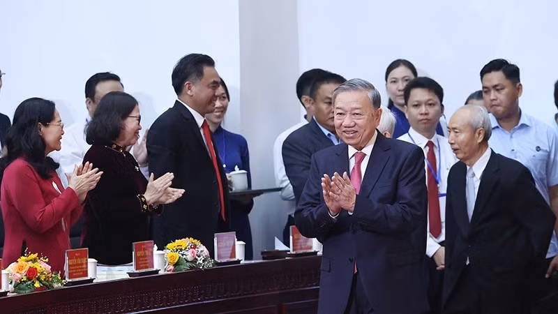 越共中央总书记苏林出席胡志明市成立决议公布仪式。
